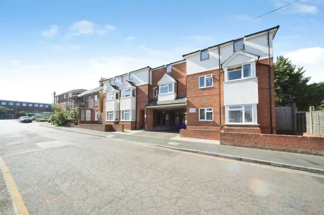 Empress Road, Luton, photo 1