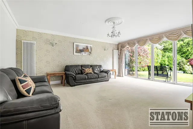 Photo 2 — Bradgate, Cuffley, Hertfordshire, EN6 4RL