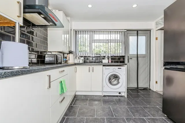 Photo 2 — Mollands Court, SOUTH OCKENDON, Essex, RM15
