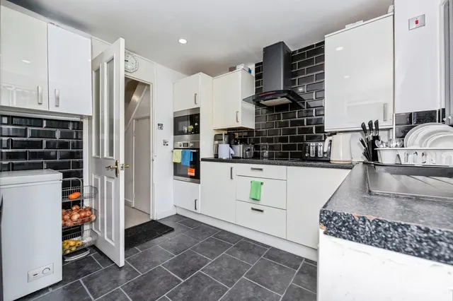 Photo 3 — Mollands Court, SOUTH OCKENDON, Essex, RM15