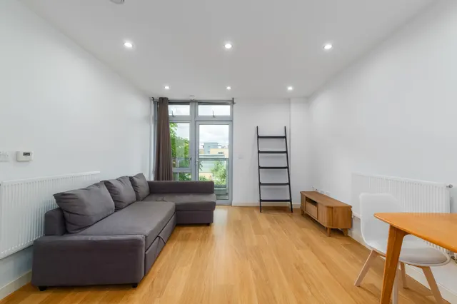 Salton Square, London, E14, photo 1