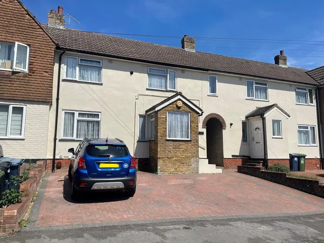 Photo 2 — Hillary Road, High Wycombe HP13 7RW