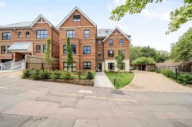4 Church Road, Kenley CR8 5DU, photo 1