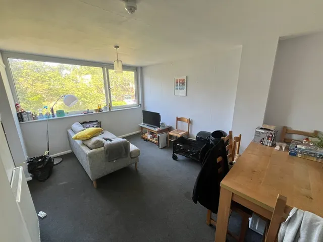Photo 2 — Sparkford Close, Winchester