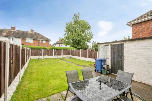 Photo 2 — Haynes Close, Thorne, Doncaster