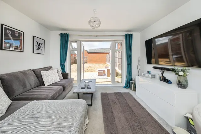 Photo 3 — Lawrence Close, Banbury, Oxfordshire, OX16