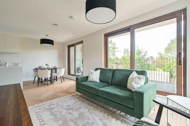Photo 2 — Flat 2, 42 Lynton Road, London