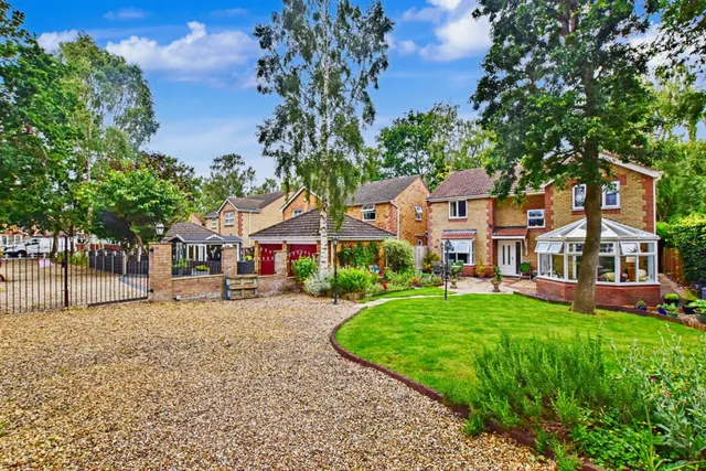 Sycamore Crescent, Doddington Park, photo 1