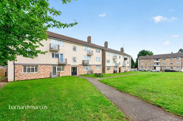 Merefield Gardens, Tadworth, photo 1