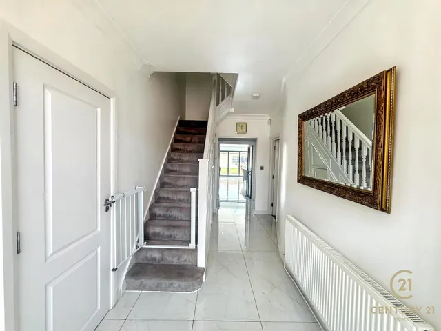 Burns Way, Hounslow, TW5, photo 2