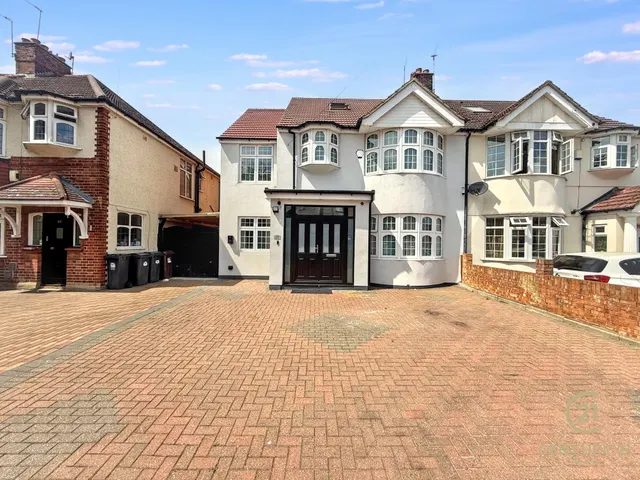 Burns Way, Hounslow, TW5, photo 1
