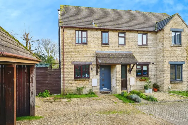 Waites Close, Aston, Bampton, photo 1