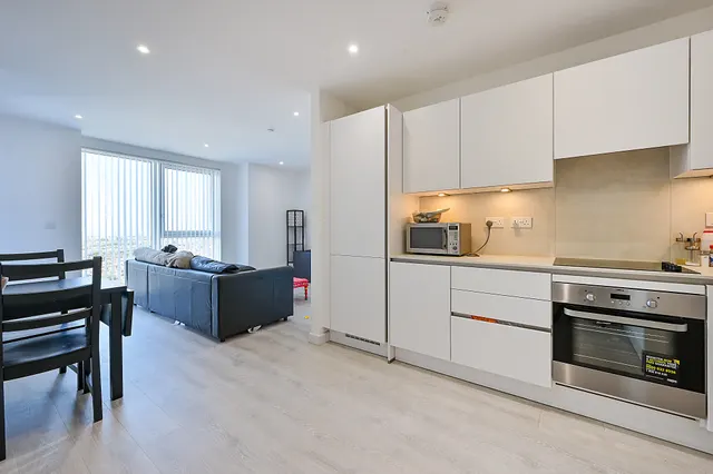 Photo 2 — Flat 160, Barratt House, Hounslow