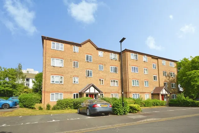 Varsity Drive, Twickenham, TW1, photo 1