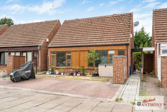 Butlers Grove, Great Linford, Milton Keynes, Buckinghamshire, MK14 5DT, photo 1
