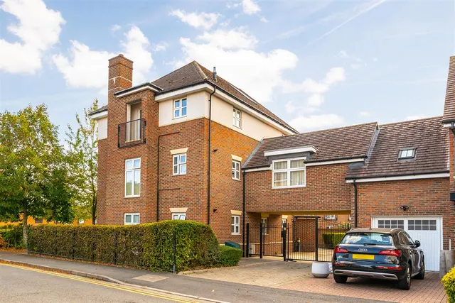 Heacham Avenue, Ickenham, UB10, photo 1