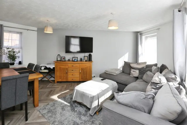 St. Anns Crescent, Gosport, PO12, photo 3