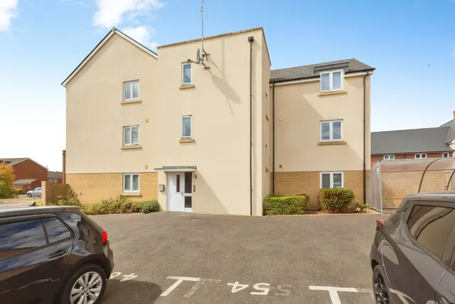 Bramley Road, Aylesbury, HP18, photo 1
