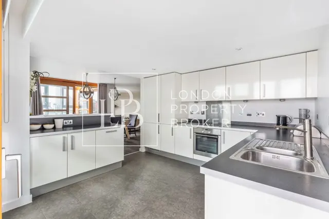 Lombard Road, London, SW11, photo 1