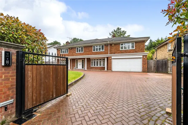 Brackendale Road, Camberley, Surrey, GU15 2JN, photo 1