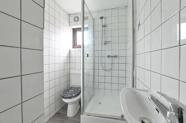 Photo 2 — Flat 4, 116 Dalston Lane, London