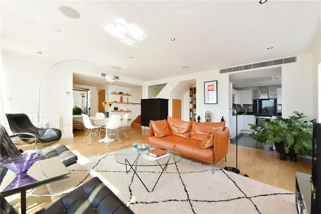 Blackwall Way, London, E14, photo 1