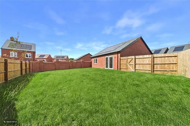Bagshot Close, Kettering, NN16, photo 2