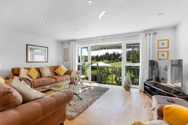 Fairlawn Grove, Banstead, SM7 3BN, photo 1