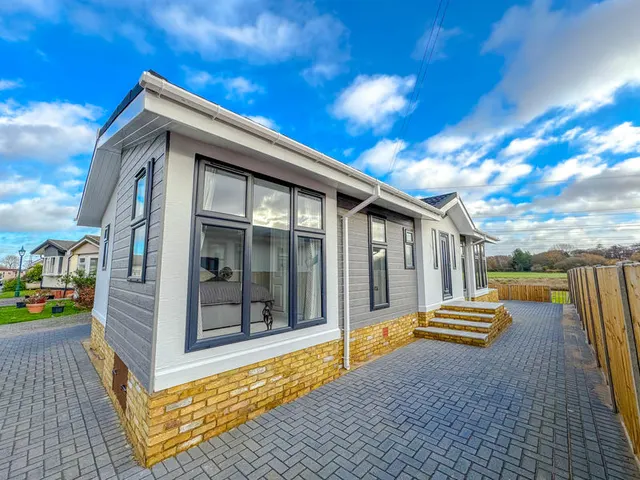 Weybridge Park Estate Weybridge Road, Addlestone KT15 2RF, photo 1
