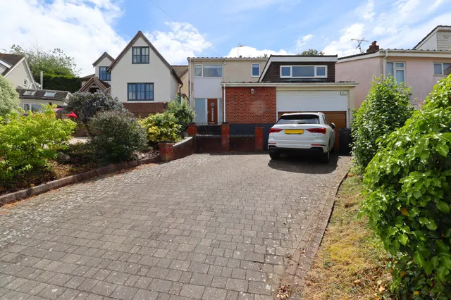 Photo 3 — Elm Drive, Rayleigh, Essex, SS6 8AB