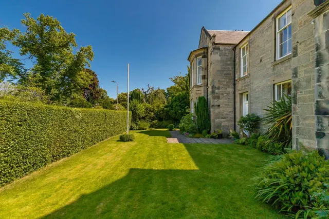 Photo 3 — Lennox Row, Trinity, Edinburgh, EH5 3HJ