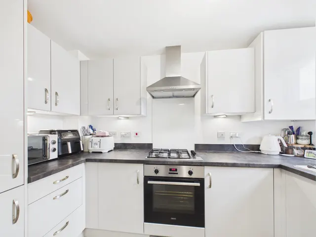 Heol Sirhowy, Caldicot, NP26, photo 3
