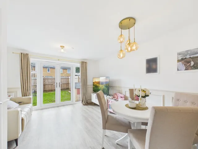 Heol Sirhowy, Caldicot, NP26, photo 1