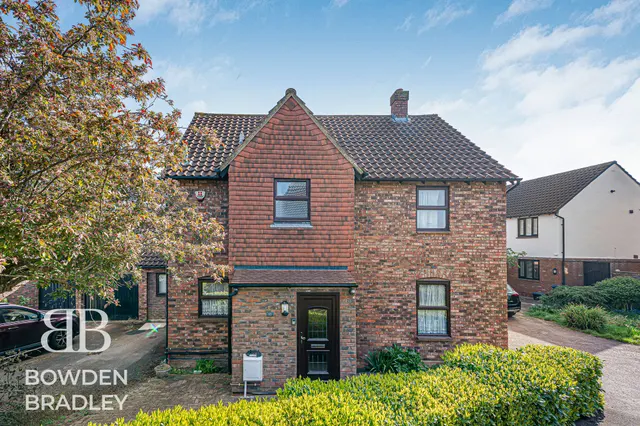 Peel Place, Clayhall, IG5, photo 1