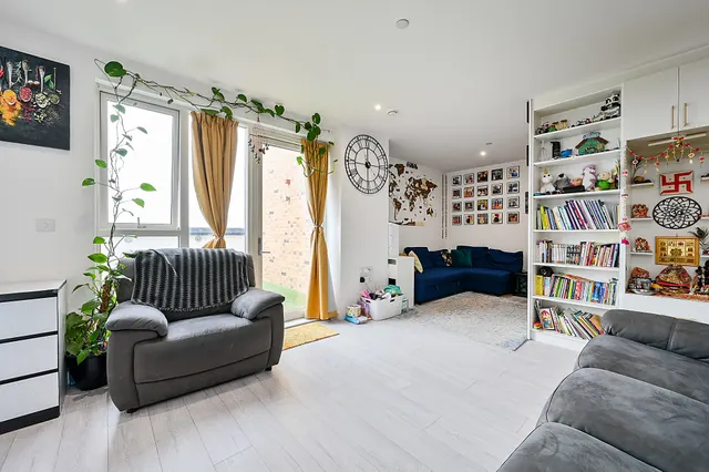 Flat 42, Silverhall House, Hounslow, photo 1