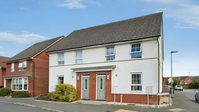 3 bedroom house — Gilhespy Way, Westbury