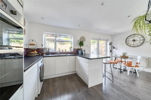 Ullswater Close, Lightwater, GU18, photo 2
