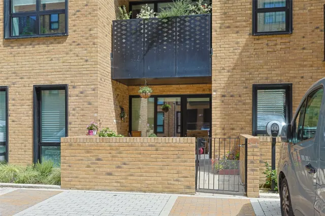 Middle Road, Ealing, W7, photo 1