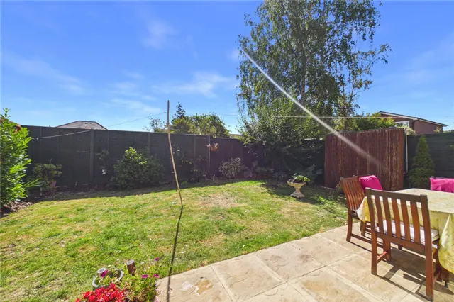 Garlands Close, Burghfield Common, RG7, photo 2