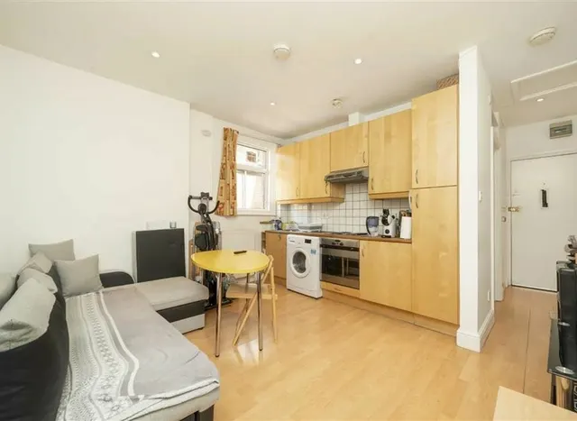 Cricklewood Broadway, Cricklewood, NW2, photo 1