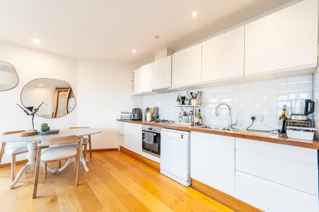 Photo 2 — Flat 404, Kassinga House, London