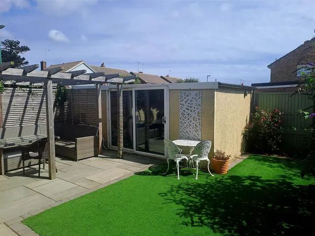 Chanctonbury Road, Rustington, photo 3