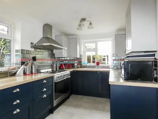 Chanctonbury Road, Rustington, photo 2