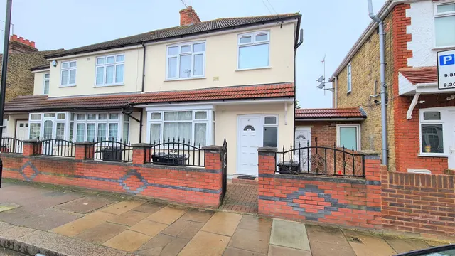 Standard Road, Hounslow, TW4, photo 1