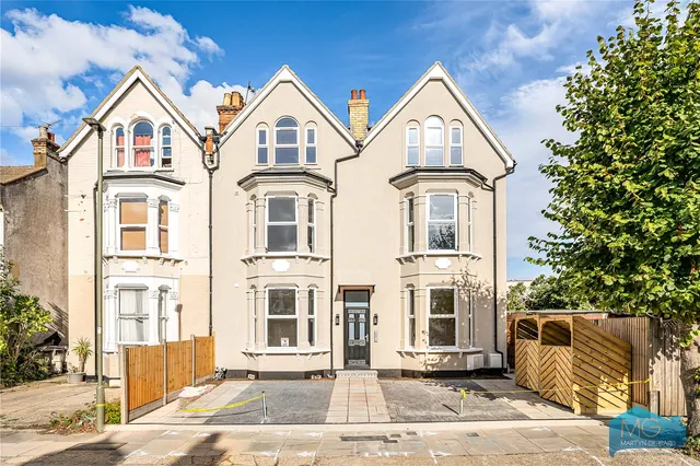 Parkhurst Road, London, N11, photo 1