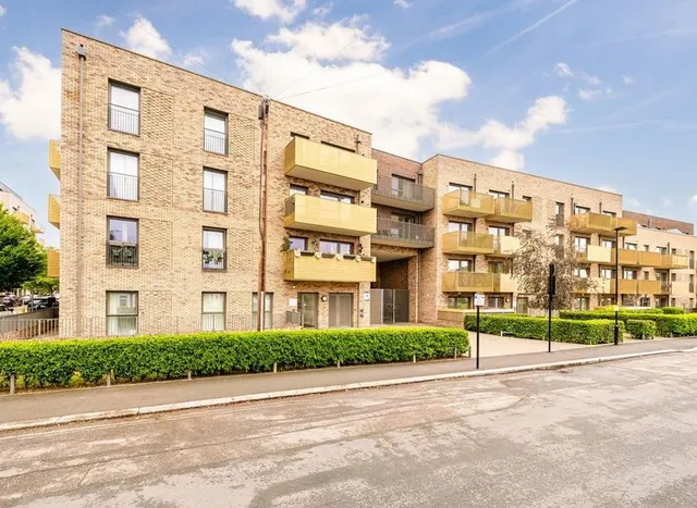 Selbourne Avenue, Hounslow, TW3, photo 1