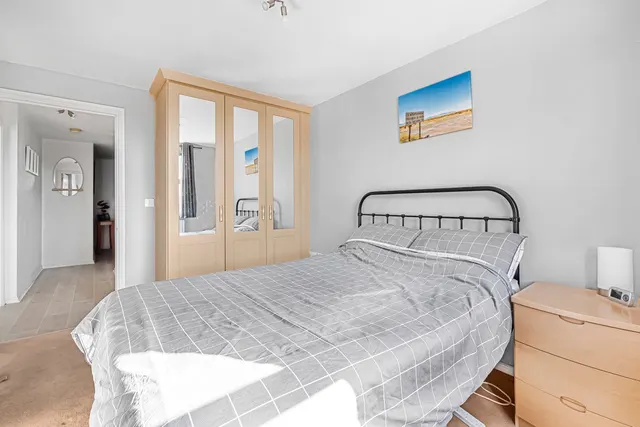 Streatham High Road, London, SW16, photo 3
