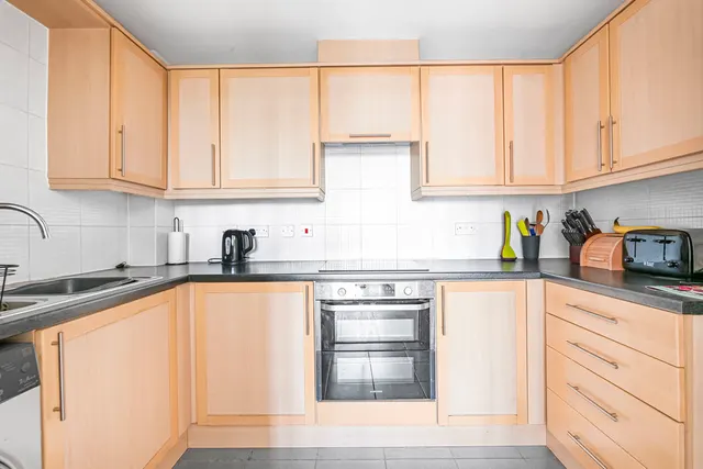 Streatham High Road, London, SW16, photo 2
