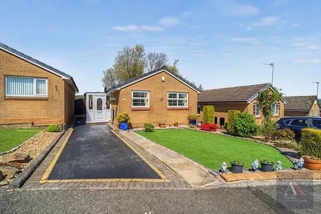 Dew Meadow Close, Rochdale OL12 6JT, photo 1