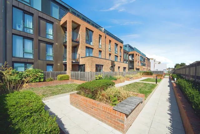 High Road, London, N12, photo 1